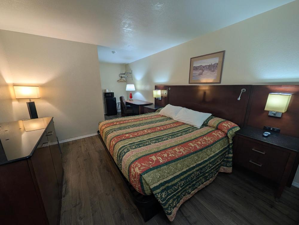 King Room - Non-Smoking interior